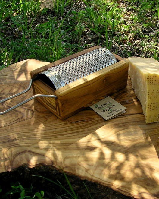 Rape à Fromage en Bois d’Olivier